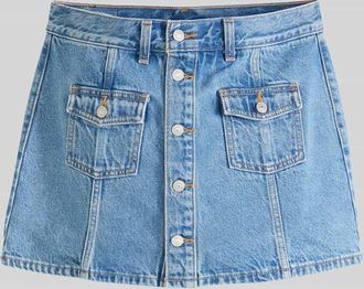 Levi's Mini Jeansrock mit Knopfleiste in Hellblau, Gr&ouml;&szlig;e 24