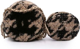 Chanel Clutch tonda CC in tweed trapuntato e shearling con tracolla a catena 2019 - Marrone