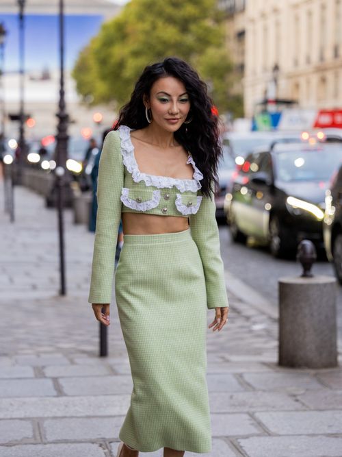 Jessica Wang trägt ein hellgrünes Set mit Crop-Top und Rock, sowie den passenden grünen Eyeshadow dazu.