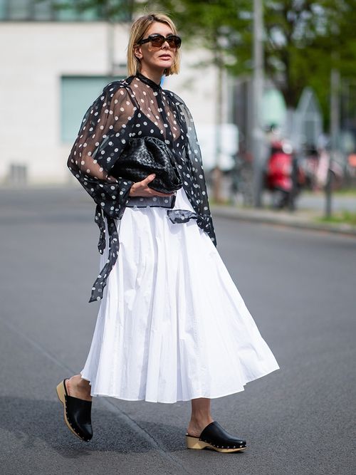 Victoria Nasir trägt einen Rock von COS zur transparenten Polka Dots-Bluse von Petar Petrov. Ihre coolen Clogs sind von Zara. 