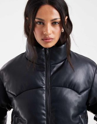 Levi's giacca puffer corta in pelle sintetica nera-Nero