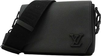 Louis Vuitton Noir Shoulder Bag (Pre-Owned)