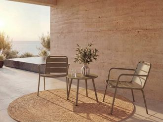 Vente-Unique Salotto giardino 2 poltrone basse impil. e un tavolo supplementare tondo Metallo Tortora - MIRMANDE di MYLIA