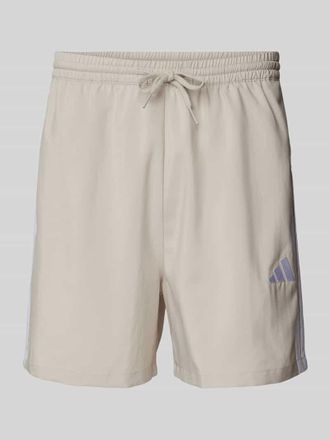 adidas Regular Fit Shorts mit Logo-Stitching in Sand, Größe XS