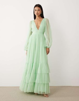 Lace & Beads Madison - Vestito lungo da damigella verde salvia chiaro con scollo profondo e maniche trasparenti