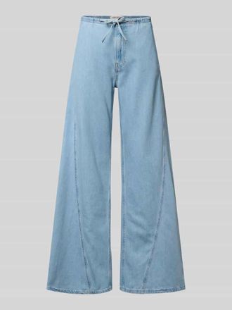 Guess Low Rise Jogpants mit weitem Bein in Hellblau, Gr&ouml;&szlig;e 25/32