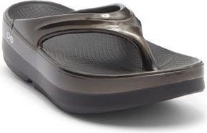 Oofos OOmega OOlala Luxe Flip Flop in Black/Titanium Mirror at Nordstrom Rack, Size 11