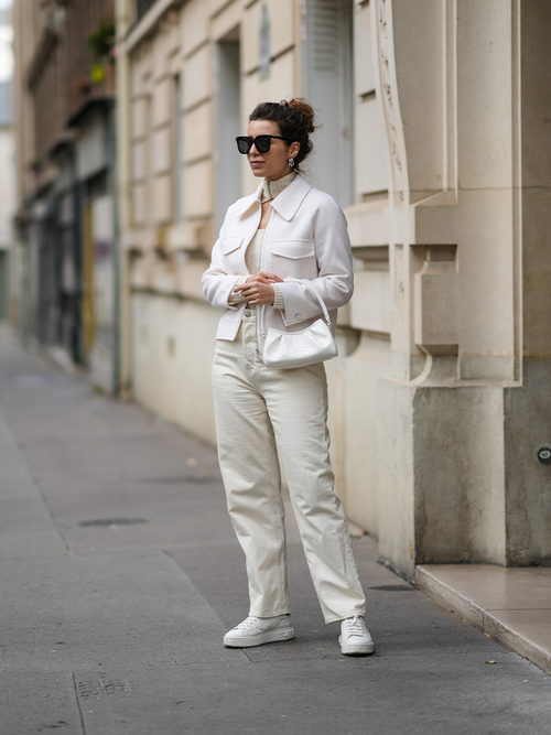 Streetstyle mit einem Total-Look in Weiß.