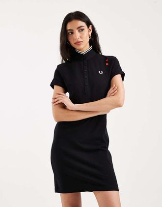 Fred Perry Vestito corto stile polo nero con bordi a contrasto e logo