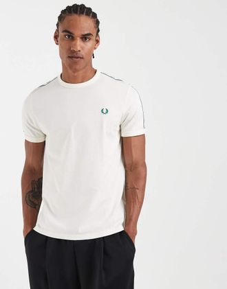 Fred Perry T-shirt &eacute;cru con bordi e fettuccia a contrasto-Bianco