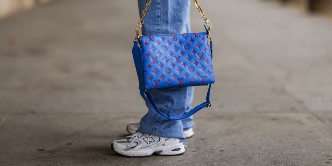 Streetstyle mit einer weiten Jeans, einem beigen Blazer, einer Tasche von Louis Vuitton und New Balance Sneakers.
