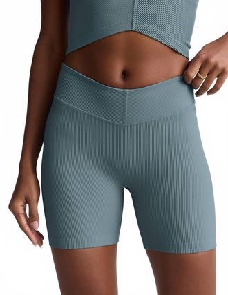 Beyond Yoga Impulse Ribbed V Waist Biker Short In Shaken Blue