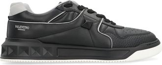 Valentino Garavani One Stud Low-top Sneakers - Heren - Sneakers - Zwart - 43 EU - Leer - Schoenen