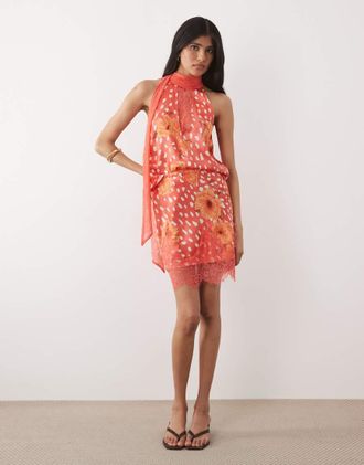 Never Fully Dressed Maeva - Minigonna in raso rosso con taglio sbieco e dettagli in pizzo in coordinato