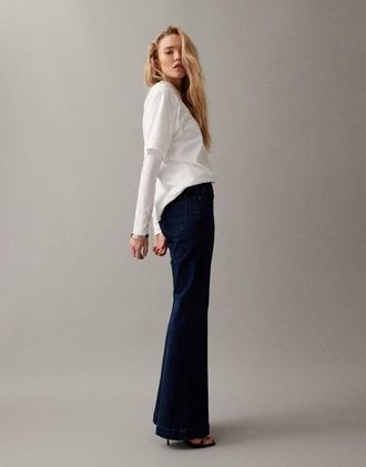 Good American Good Legs - Jeans a compressione a zampa lavaggio blu scuro