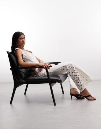 True Religion Jeans a zampa bianchi a vita medio alta con dettagli alluncinetto in coordinato-Bianco