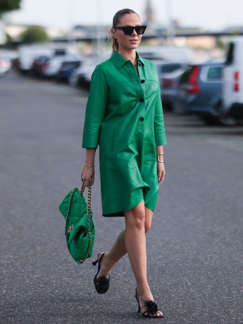 Cheyenne Phade trägt ein grünes Lederkleid im Blusen-Schnitt in Düsseldorf