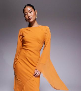 Asos Petite ASOS DESIGN Petite - Vestito lungo color pesca bruciato con inserti godet e maniche con volant oversize-Arancione