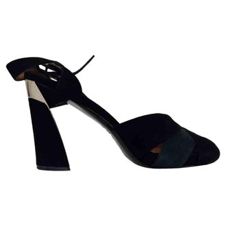 Marni Marni pumps met open neus en lintbandje in zwart su&egrave;de