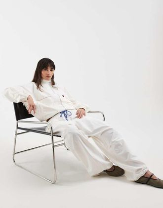 Tommy Jeans Pantaloni stile paracadutista a vita bassa bianchi in coordinato-Bianco