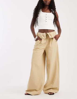 Asos Pantaloni a fondo ampio color pietra con vita pieghettata-Neutro
