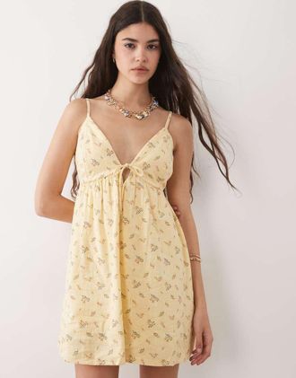 Abercrombie & Fitch Vestito corto vaporoso con gonna pantalone giallo a fiori con spalline sottili e reggiseno integrato