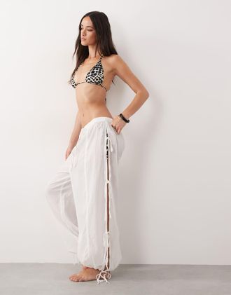Miss Selfridge Pantaloni hareem da spiaggia color crema con laccetti laterali-Bianco