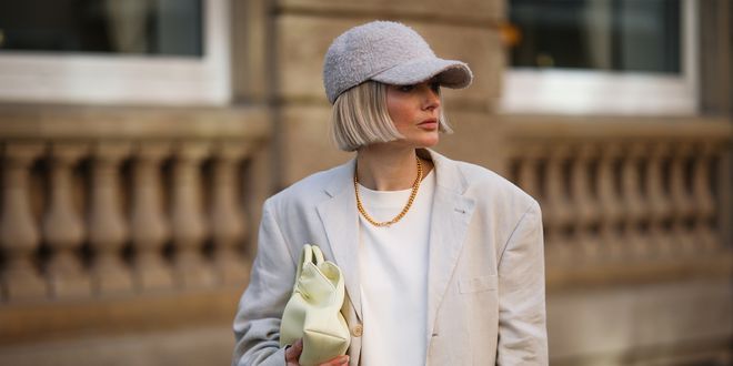 Close up eines Streetstyles ganz in Cremetönen gehalten, mit Blazer, Shirt und Baseball Cap.