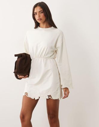 Asos Vestito felpa corto premium color crema con intagli e ricami-Bianco