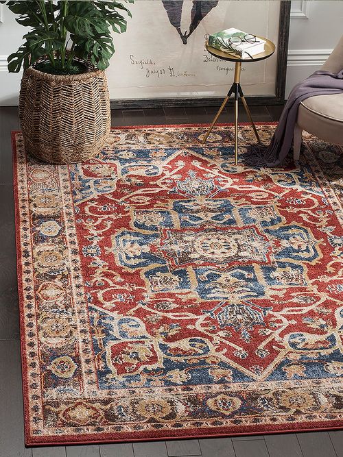 Close up von einem Perserteppich und einer Pflanze.