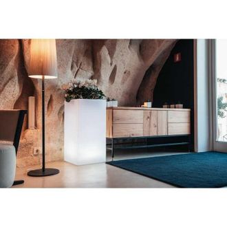 Monacis Vaso Cube Top Bright Led Multicolor Con Bater&iacute;a Y Solar En Pol&iacute;mero Monacis - 40x40x80 Cm H