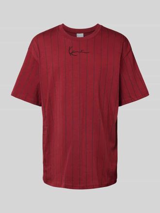 Karl Kani T-Shirt mit Label-Stitching in Bordeaux, Größe XS