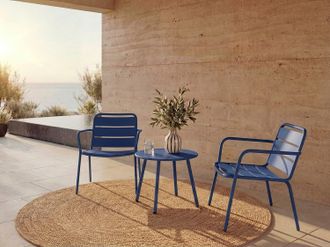 Vente-Unique Salotto da giardino 2 poltrone basse impilabili + 1 tavolo supplementare in Metallo Blu notte - MIRMANDE