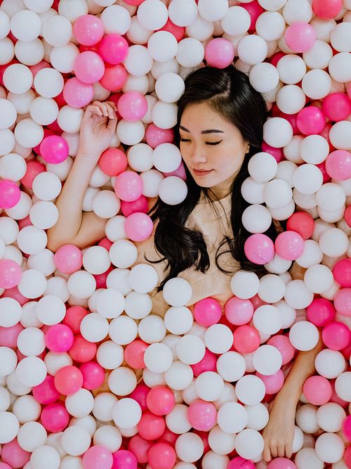 Ob nur ein Pinker ein wahrer Beautyblender ist? Wir erklären die Bedeutung und Unterschiede der Farben weiß, schwarz und pink. Alle Infos zum Make-up-Ei!