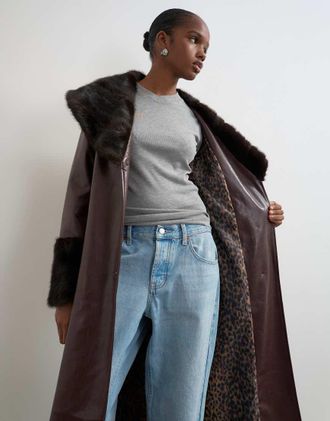 Topshop cappotto lungo in similpelle con dettagli in pelliccia sintetica, bordeaux-Rosso