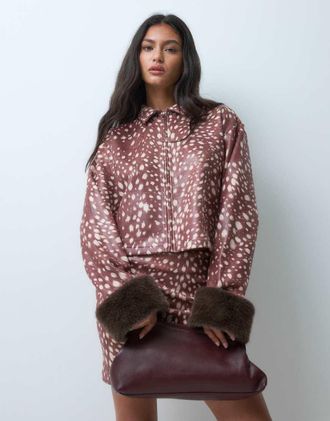 Asos giacca con zip e rifinitura in pelliccia sintetica ai polsini con stampa cervi-Multicolore