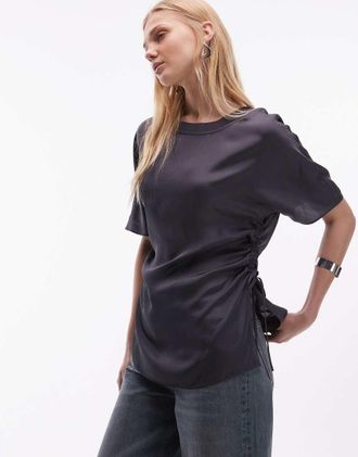 Arket T-shirt taglio lungo in raso grigio scuro con vita arricciata