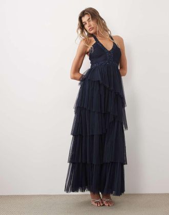 Lace & Beads abito lungo blu navy in tulle impreziosito, allacciato al collo, con balze