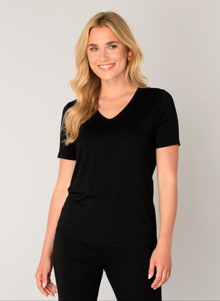 Base Level T-Shirt BASE LEVEL Yanic, Damen, Gr. 36, schwarz, Single Jersey, Obermaterial: 96% Viskose, 4% Elasthan, unifarben, regular fit h&uuml;ftbedeckend, V-Aussc