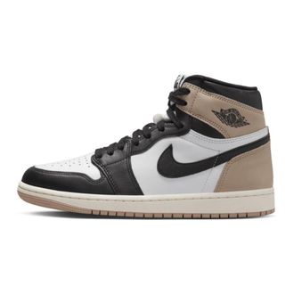 Nike Jordan Schoenen, Dames, Beige, 42 EU, Leer, Klassieke hoge top sneakers Latte