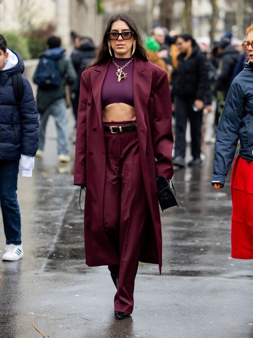 Ein Gast auf der Paris Fashion Week trägt ein bordeauxfarbenes Monochrom-Outfit.