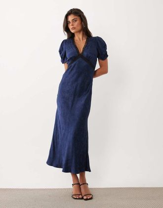 Nobody's Child Nicolette vestito midi sottoveste in satin con scollo profondo, dettagli in pizzo, maniche corte e navy-blu navy