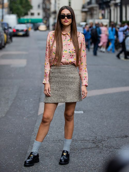 Tweet-Skort zu einer rosa Seidenbluse und Loafers.