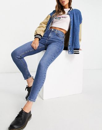 Topshop Jamie - Jeans in Mittelblau mit verschlissenem Saum