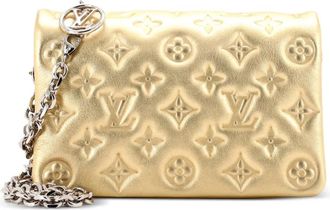 Louis Vuitton Coussin Pochette lamsleren crossbodytas met monogram-reli&euml;f - Goud