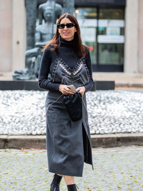 Streetstyle mit einem Kleid von Miu Miu unter dem ein Rolli gezogen wurde.