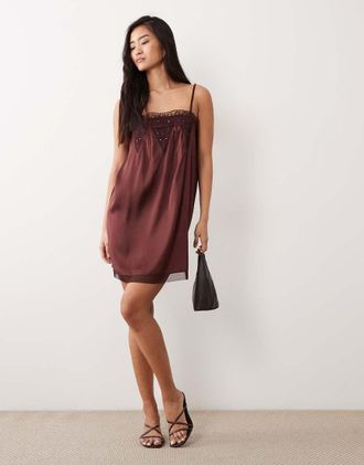 Miss Selfridge Vestito corto in raso color cioccolato decorato-Marrone