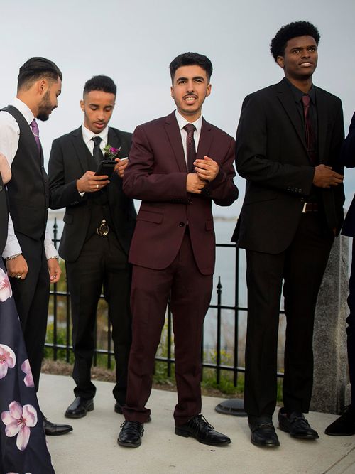 Ob, Hochzeit, Taufe oder Vorstellungsgespräch: Wir klären auf, wann du am besten welchen Anzug tragen sollst und wo du ihn kaufen kannst! Alle Infos hier!