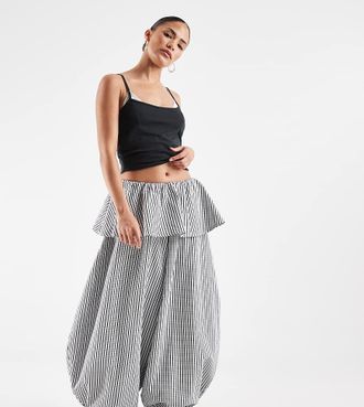Asos Petite ASOS DESIGN Petite pantaloni balloon con dettaglio gonna sovrapposta a quadri bianco e nero-Multicolore