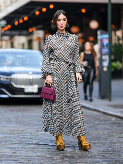 Heart Evangelista trägt ein Karokleid mit Handtasche in Fuchsia und goldenen Plateau-Schuhen auf der New York Fashion Week.